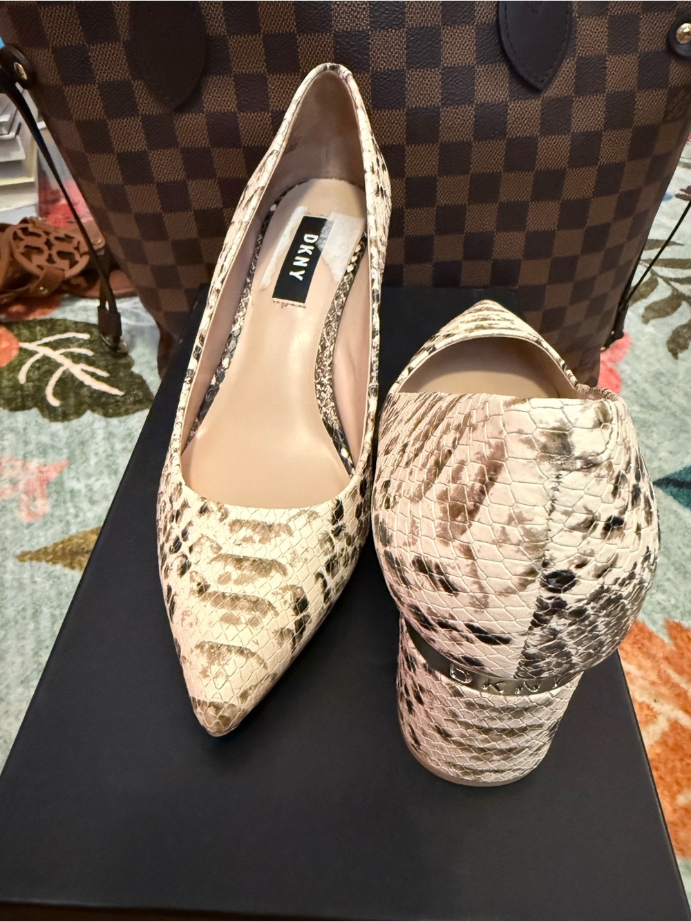 DKNY Elie Mid Pump 70MM Snake Embossed Pointed Toe. Like new.